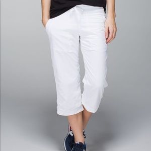 Lululemon dance studio crop / Size 6 / lined